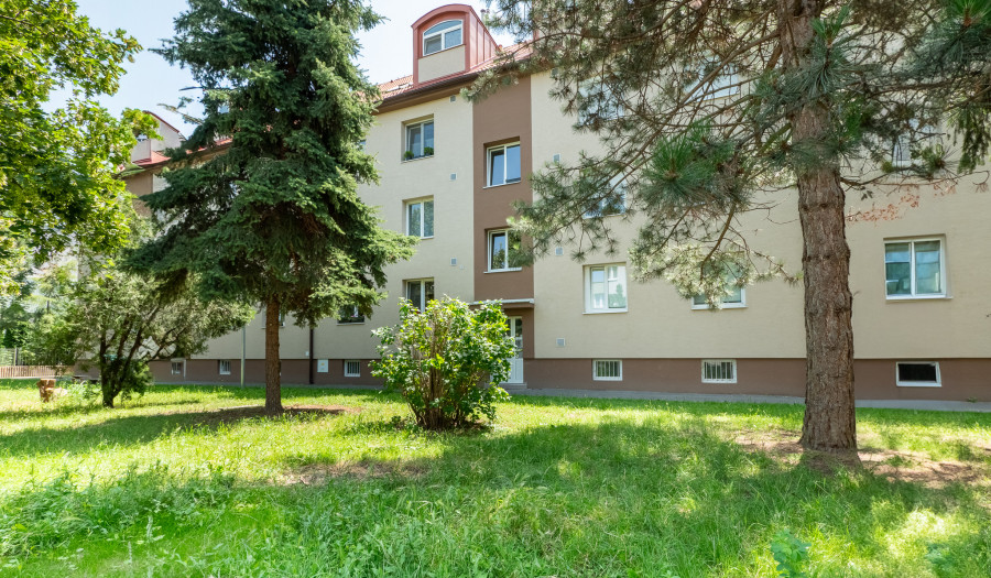 BOSEN | 2 izbový byt v pôvodnom stave v centre mesta Senec