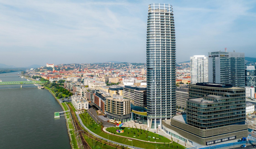 BOSEN | Luxury 1-Bedroom Apartment on the 35th Floor of Eurovea Tower with Castle Views